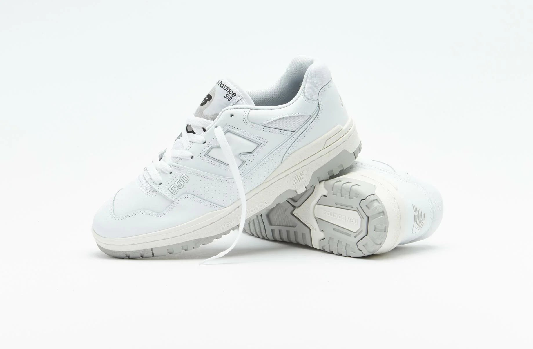 Sneakers that are a vector of versatility in your outfits