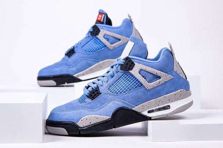 Top sneakers in blue shade